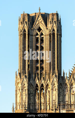 Détail d'une tour de cathédrale de Reims, France Banque D'Images