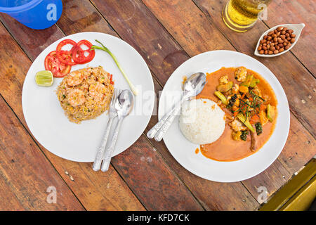 Riz frit aux crevettes et calmars frits épicés, curry rouge thai food Banque D'Images