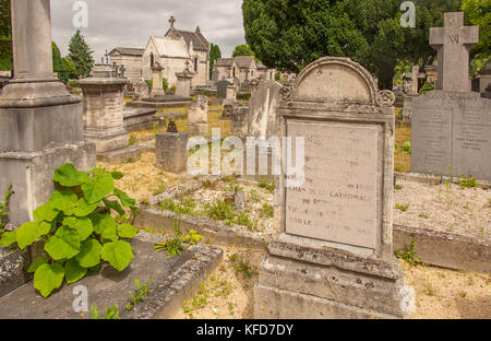 Tombes du cimetière Cimetiere du Nord à Reims, France en été Banque D'Images