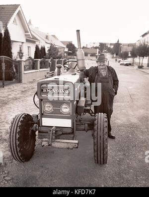 AUTRICHE, joie, vigneron Willi Wetschka se tient près de son tracteur dans sa cave à joie, Burgenland (B&W) Banque D'Images