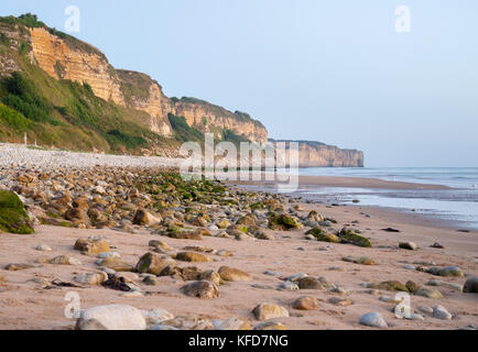 Cliffs sur Omaha Beach près de Vierville-sur-Mer (Normandie, France) sur un matin d'été Banque D'Images