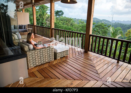 BELIZE, Punta Gorda, Toledo, Belcampo Belize Jungle Lodge et ferme, un invité à profiter de tous les agréments de la crête, qui offre une vue imprenable Banque D'Images