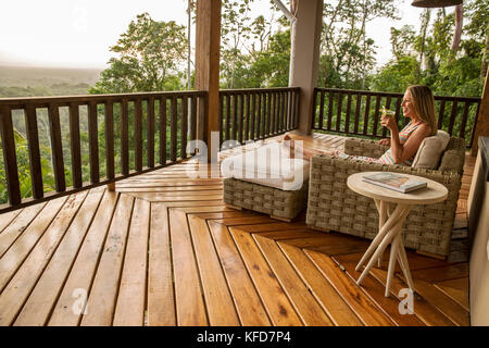 BELIZE, Punta Gorda, Toledo, Belcampo Belize Jungle Lodge et ferme, un invité à profiter de tous les agréments de la crête, qui offre une vue imprenable Banque D'Images