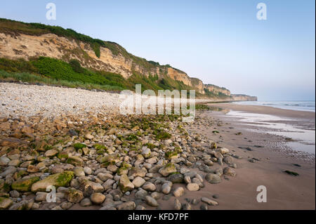 Cliffs sur Omaha Beach près de Vierville-sur-Mer (Normandie, France) sur un matin d'été Banque D'Images