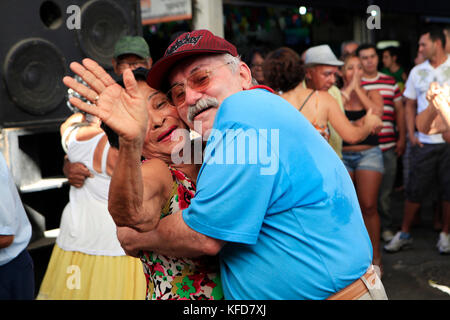 Brésil, Rio de Janeiro, des couples de danse dans le marché, Feria de Sao Banque D'Images