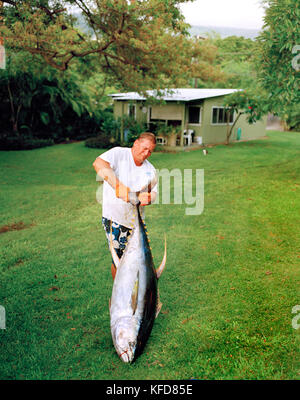 USA, Hawaii, la grande île, un homme soulève un grand thon à son domicile près de la baie de Kealakekua Banque D'Images