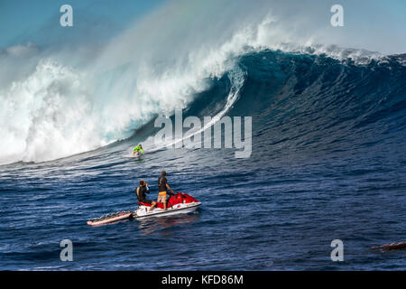 USA, Hawaii, Maui, mâchoires, big wave surfers de décoller sur une vague à Peahi sur le Northshore Banque D'Images