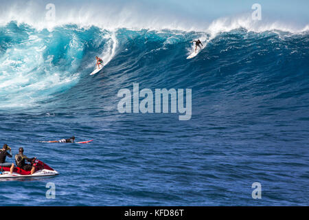 USA, Hawaii, Maui, mâchoires, big wave surfers de décoller sur une vague à Peahi sur le Northshore Banque D'Images