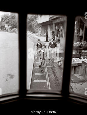 INDE, Bengale-Occidental, élèves à la recherche d'un train sur piste, Darjeeling (B&W) Banque D'Images