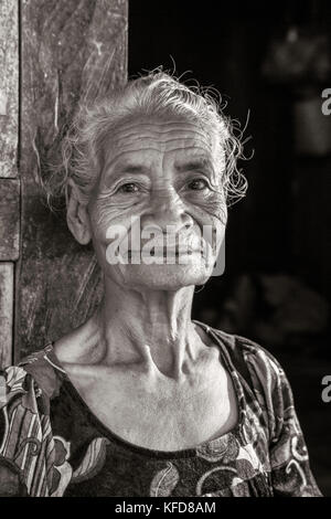 L'INDONÉSIE, Flores, Quartier Ngada, portrait d'une femme locale vannier à Belaraghi Village Banque D'Images