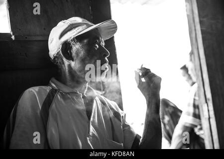 L'INDONÉSIE, Flores, quartier Ngada, portrait de chef de village en village Anton Waru Belaraghi Banque D'Images