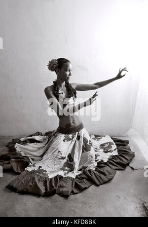 L'Ile Maurice, le Surinam, une jeune femme venratachullum sega danseur, cyndia, pose pour un portrait dans son domicile (b&w) Banque D'Images