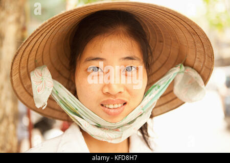 VIETNAM, Hanoï, portrait d'une belle jeune femme vendant des produits et porte un chapeau non à la ou à la feuille, le vieux quartier de la ville Banque D'Images