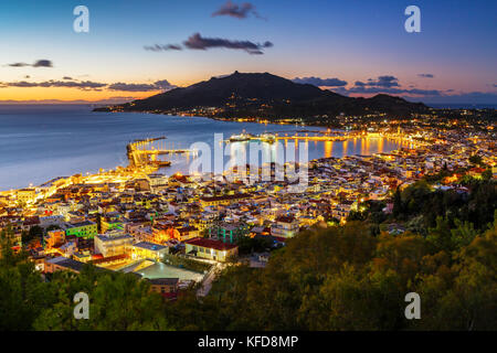 Le lever du soleil sur la ville de Zakynthos et son port, la Grèce. Banque D'Images