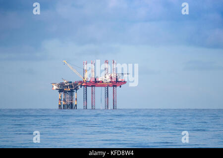 La baie de Morecambe derrick sur la côte nord-ouest de l'Angleterre ; depuis 1985, les champs de la baie de Morecambe dans l'Est de la mer d'Irlande ont fourni un approvisionnement de gaz. Banque D'Images