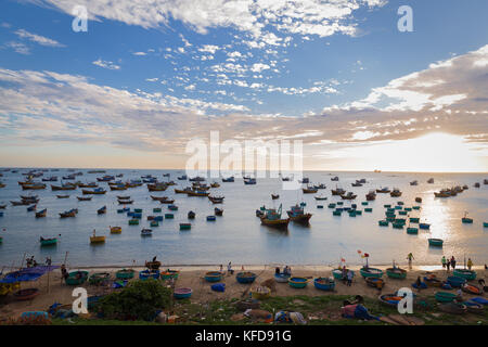 Mui ne vietnam village de bateaux de pêche et navires dans la lumière au coucher du soleil Banque D'Images