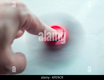 Fidget spinner en mouvement rouge sur fond blanc Banque D'Images