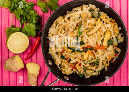 Le style thai pad Thaï au poulet avec des nouilles sur un fond de bois de rose Banque D'Images