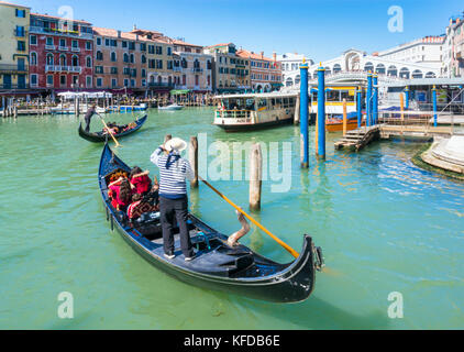 Venise ITALIE VENISE gondoles transportant de nombreux touristes voyageant le long du Grand Canal à Venise Italie Europe de l'UE Banque D'Images