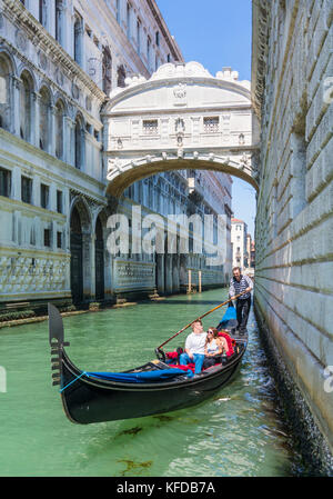 Venise ITALIE VENISE Gondolier avec un couple dans une gondole en passant sous le Pont des Soupirs Ponte dei Sospiri sur le rio di Palazzo Venise Italie Europe Banque D'Images