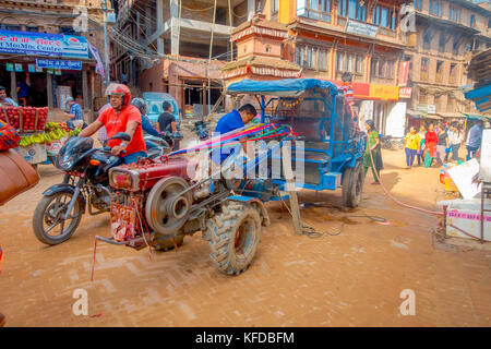 Bhaktapur, Népal - novembre 04, 2017 : des personnes non identifiées, à proximité d'un petit camion à taumadhi square à Bhaktapur, Népal, vallée Banque D'Images