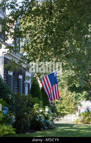 Un drapeau américain affiche en face d'un Chatham,Massachusetts accueil. Banque D'Images