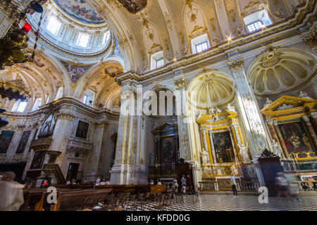 À l'intérieur de la cathédrale de Bergame (Duomo di Bergamo, Cattedrale di Sant'Alessandro). Il a un plan en croix latine avec une nef unique et un cadre baroque decorati Banque D'Images