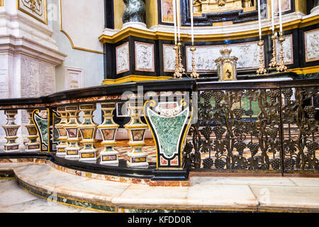 À l'intérieur de la cathédrale de Bergame (Duomo di Bergamo, Cattedrale di Sant'Alessandro). Il a un plan en croix latine avec une nef unique et un cadre baroque decorati Banque D'Images