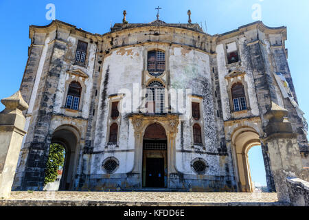 Low angle view, un contraste élevé de la façade avant de Santuario do Senhor da Pedra Jésus dans la paroisse de Santa Maria près d'Obidos, Portugal. Banque D'Images
