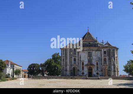 Vue de la façade avant de Santuario do Senhor da Pedra Jésus dans la paroisse de Santa Maria près d'Obidos, Portugal. Banque D'Images