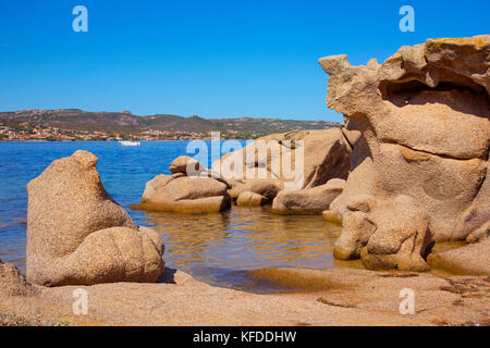 Vue sur les formations rocheuses de la plage de Cala Ginepro, sur la Costa Smeralda, en Sardaigne, en Italie Banque D'Images