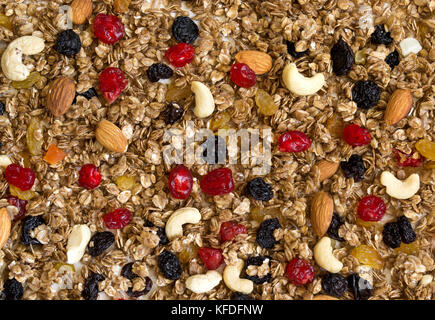 Granola de texture avec les cerises séchées et les noix. Arrière-plan de l'alimentation et l'alimentation saine concept. Banque D'Images