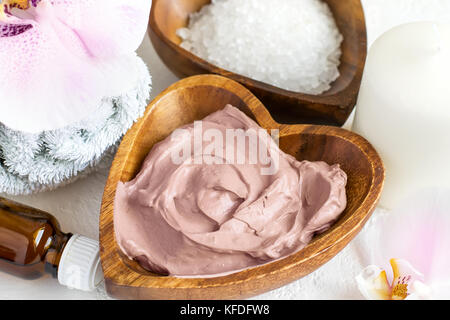 Réglage du Spa. Corps et visage cosmétique masque argile rose, sel de mer , et les orchidées. Banque D'Images