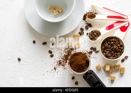 Ingrédients pour café naturel : café dans la corne de la machine à café, du sucre et une tasse. Top View with copy space Banque D'Images