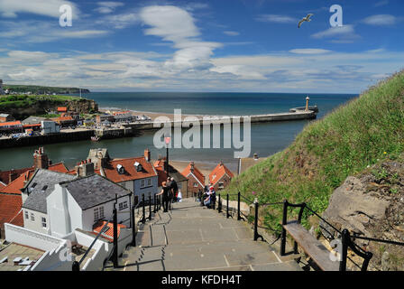 Vue sur l'entrée du port de Whitby depuis les 199 marches jusqu'à l'abbaye sur la falaise est. Banque D'Images