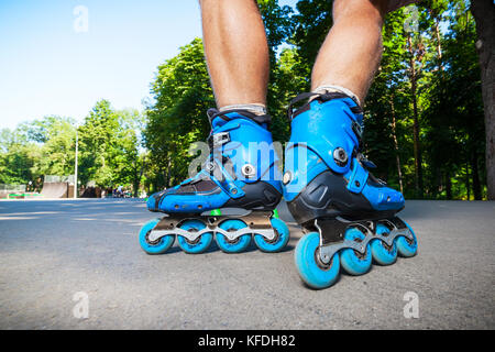 Close up of Inline Skater rouleau prêt à démarrer. Banque D'Images