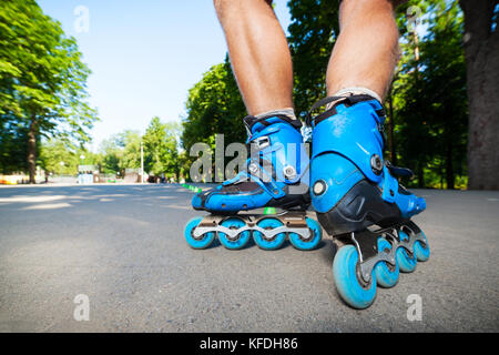 Close up of Inline Skater rouleau prêt à démarrer. Banque D'Images