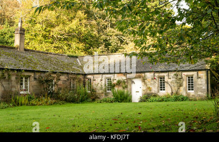 Maisons pittoresques de travailleurs de vieux domaine en pierre, domaine de Gosford, East Lothian, Écosse, Royaume-Uni Banque D'Images