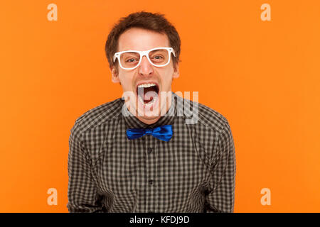 Rugissement sauvage ! L'homme criant à l'appareil photo. studio shot Banque D'Images