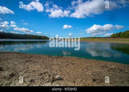 Bewl Water faible niveau d'eau de la sécheresse à la fin de l'été 2017 avec le naufrage de la boue et de ciel bleu avec filtre de polarisation et les nuages blancs reflètent dans le lac Banque D'Images