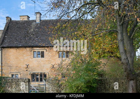 Bourton et extérieur de maison les arbres d'automne en Bourton on the hill. Cotswolds, Gloucestershire, Angleterre Banque D'Images