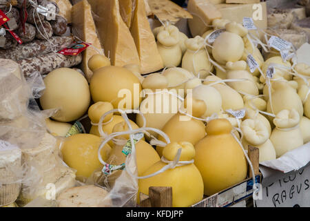 Fromages en vente au marché de rue à Catane, Sicile Banque D'Images