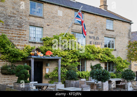 Le lapin sauvage pub à Kingham en automne. Cotswolds, Oxfordshire, Angleterre Banque D'Images