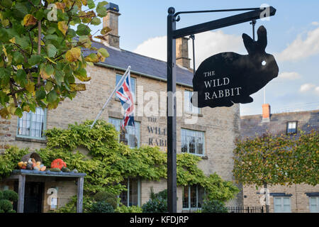 Le lapin sauvage pub à Kingham en automne. Cotswolds, Oxfordshire, Angleterre Banque D'Images