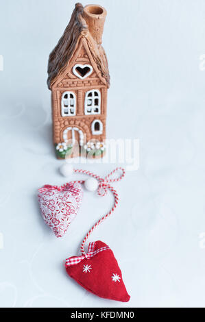 Deux coeur doux et terre cuite maison sur un fond blanc Banque D'Images