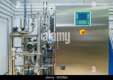 L'équipement pour la production de bière, brasserie privée, grande contemporaine de barils en acier winery, l'industrie alimentaire Banque D'Images