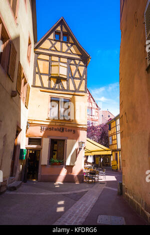 Belle vue sur la ville historique de Colmar, également connu sous le nom de la petite Venise, avec des maisons colorées sur la rivière Lauch idyllique en été, Colmar, Banque D'Images