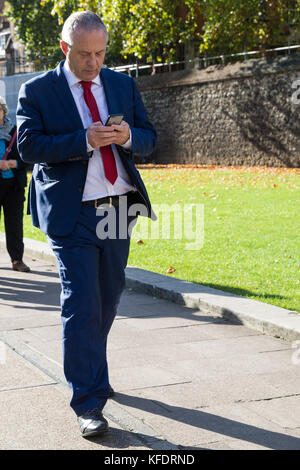 Londres, Royaume-Uni. 25 octobre, 2017. John Mann, député travailliste de bassetlaw, marches partout au college green, à Westminster, en route vers la chambre des communes. Banque D'Images