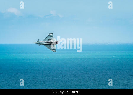 L'Eurofighter Typhoon Jet vole au-dessus de l'horizon Manche mer à Eastbourne airshow.Afficher Banque D'Images