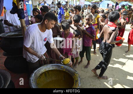 Les enfants réfugiés rohingyas recueille des denrées alimentaires à l'palongkhali camp de fortune à Cox's bazar, au Bangladesh, sur Octobre 06, 2017. D'après l'Organisation des Nat Banque D'Images